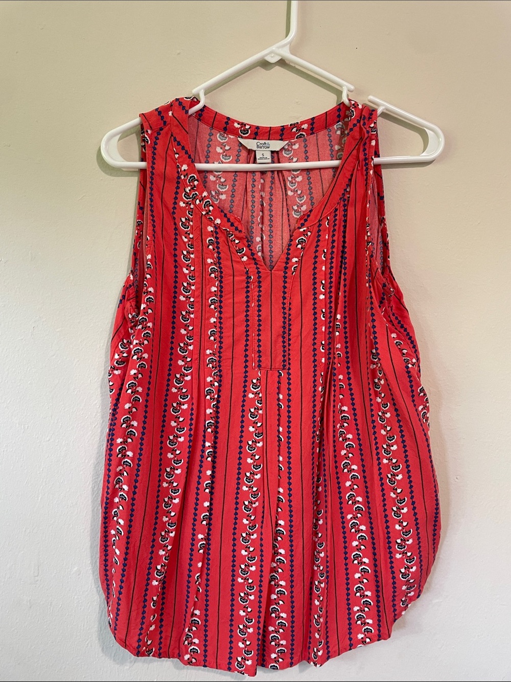 croft & barrow Red Printed V-Neck Sleeveless Top. Size small.